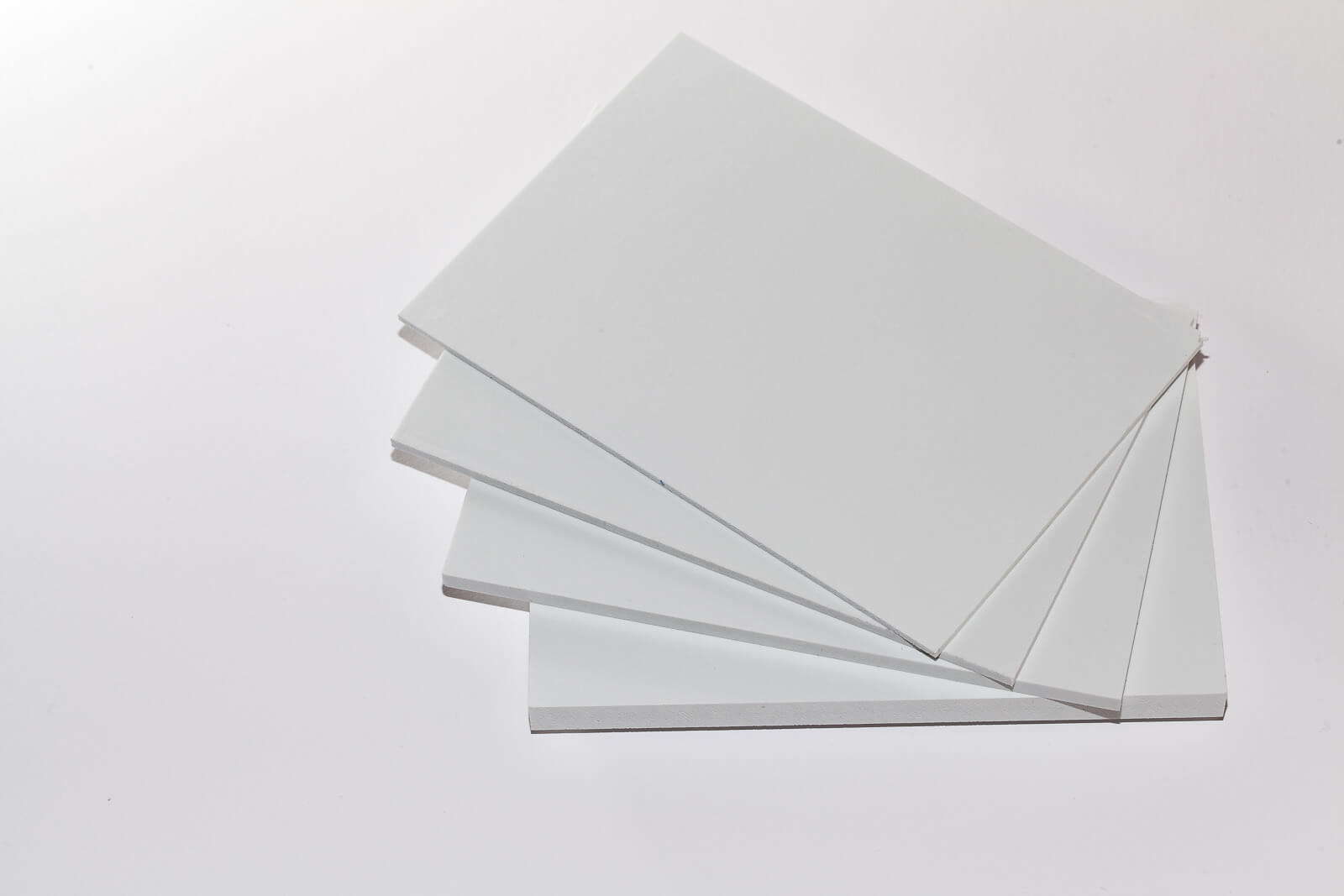 Eine Aufnahme von oben von vier weißen Simopor Light Platten PVC-Hartschaumplatte