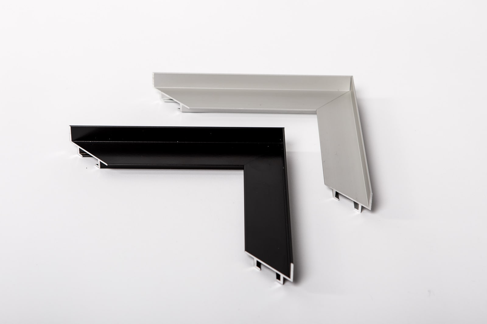 Eine Aufnahme von zwei FCO 312 Aluminium-Schattenfugen-Profil in silber und schwarz
