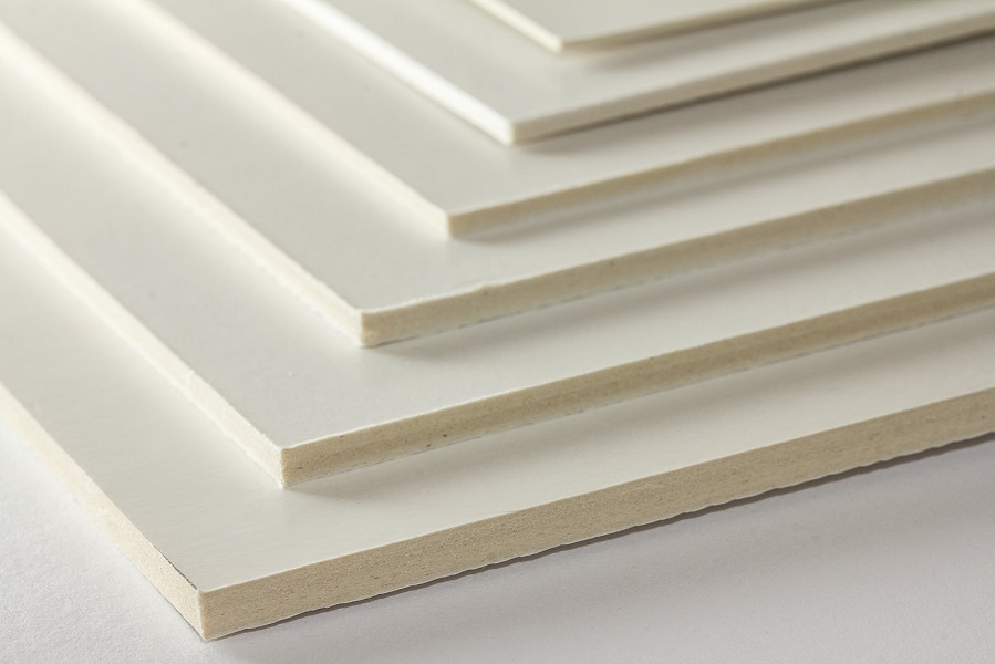 Eine Nahaufnahme der Kölner Pappe kaschiert, eine finnische Holzpappe mit weißer Deckschicht