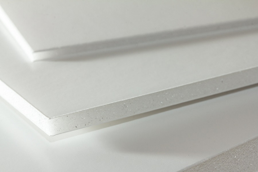 Eine Nahaufnahme der weißen Airplac Premier Leichtschaumplatte in mehreren Formaten und Dicken